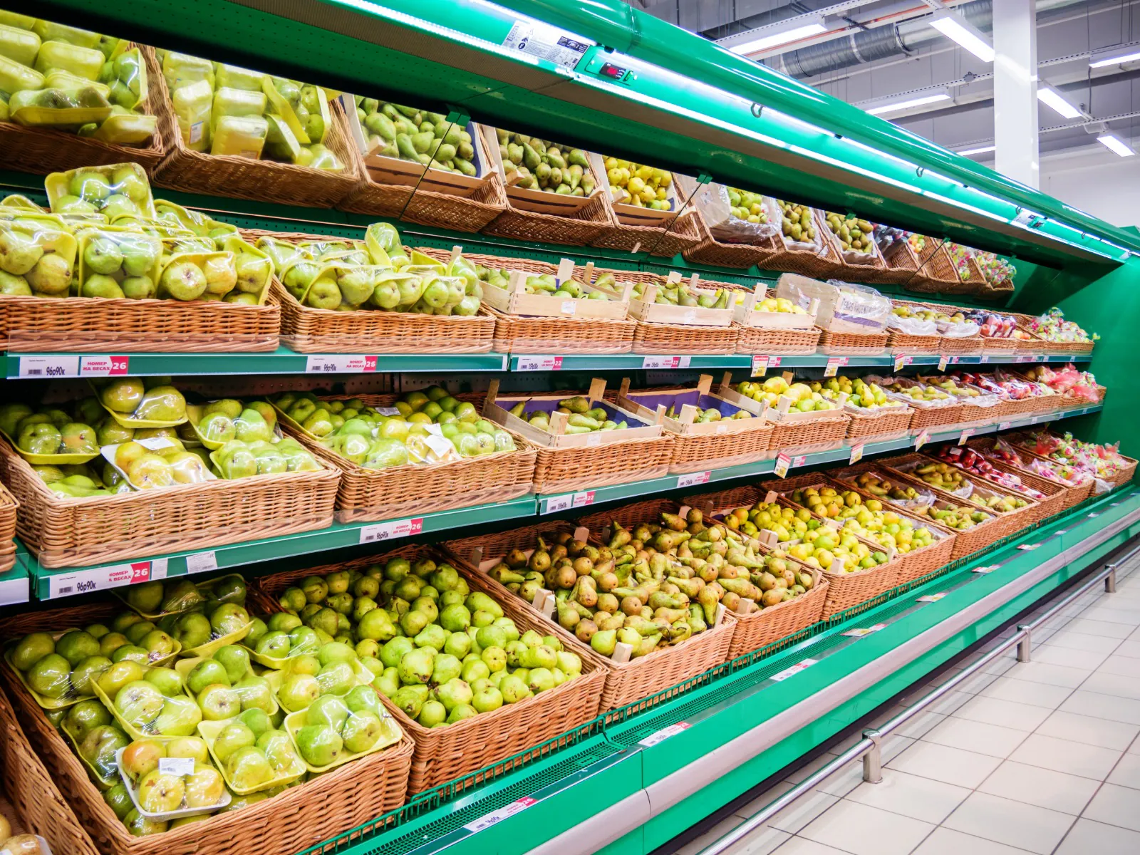 illuminazione degli scaffali della frutta in un supermercato